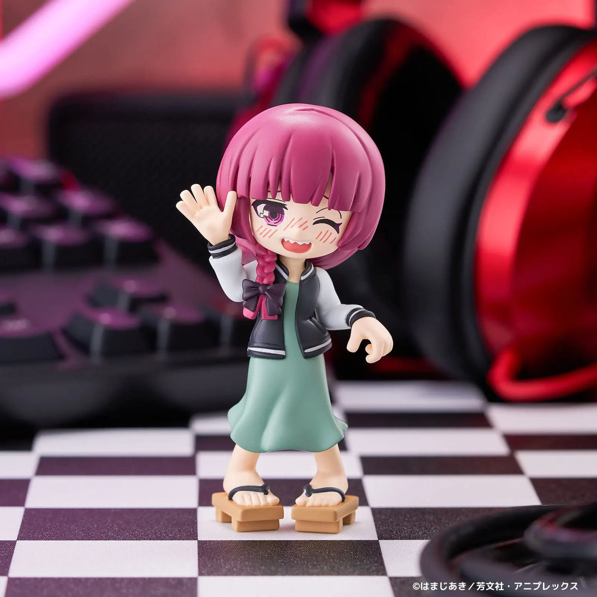 Bocchi the Rock! Kikuri Hiroi vinyl figure waving with headphones and gaming gear in the background