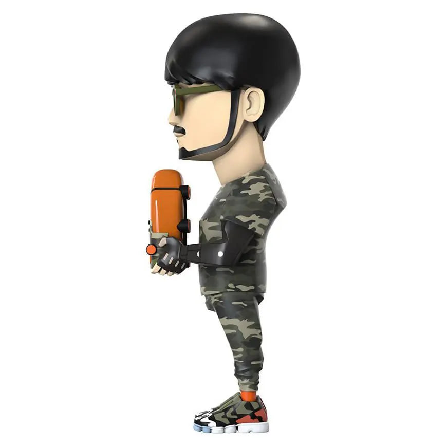 Side profile of Game Designer (Boss Edition) vinyl figure showcasing orange BB unit and sleek camo style.