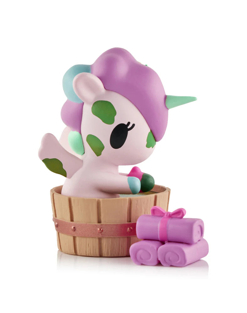 Spa Day Unicorno relaxing in wooden bath with towels tokidoki figure