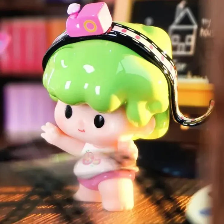 Yoyo figure with green hair and pink shorts holding a toy camera from Lucky Double Treasure Series