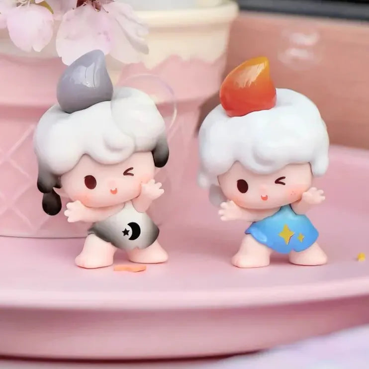 Twin Zozo & Yoyo vinyl figures with night and day moon and star outfits from Lucky Double Treasure Series