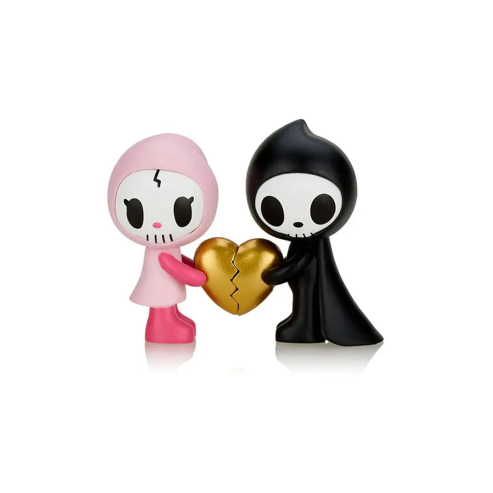Soulmates Forever vinyl figure with Adios and Ciao Ciao holding a magnetic golden heart