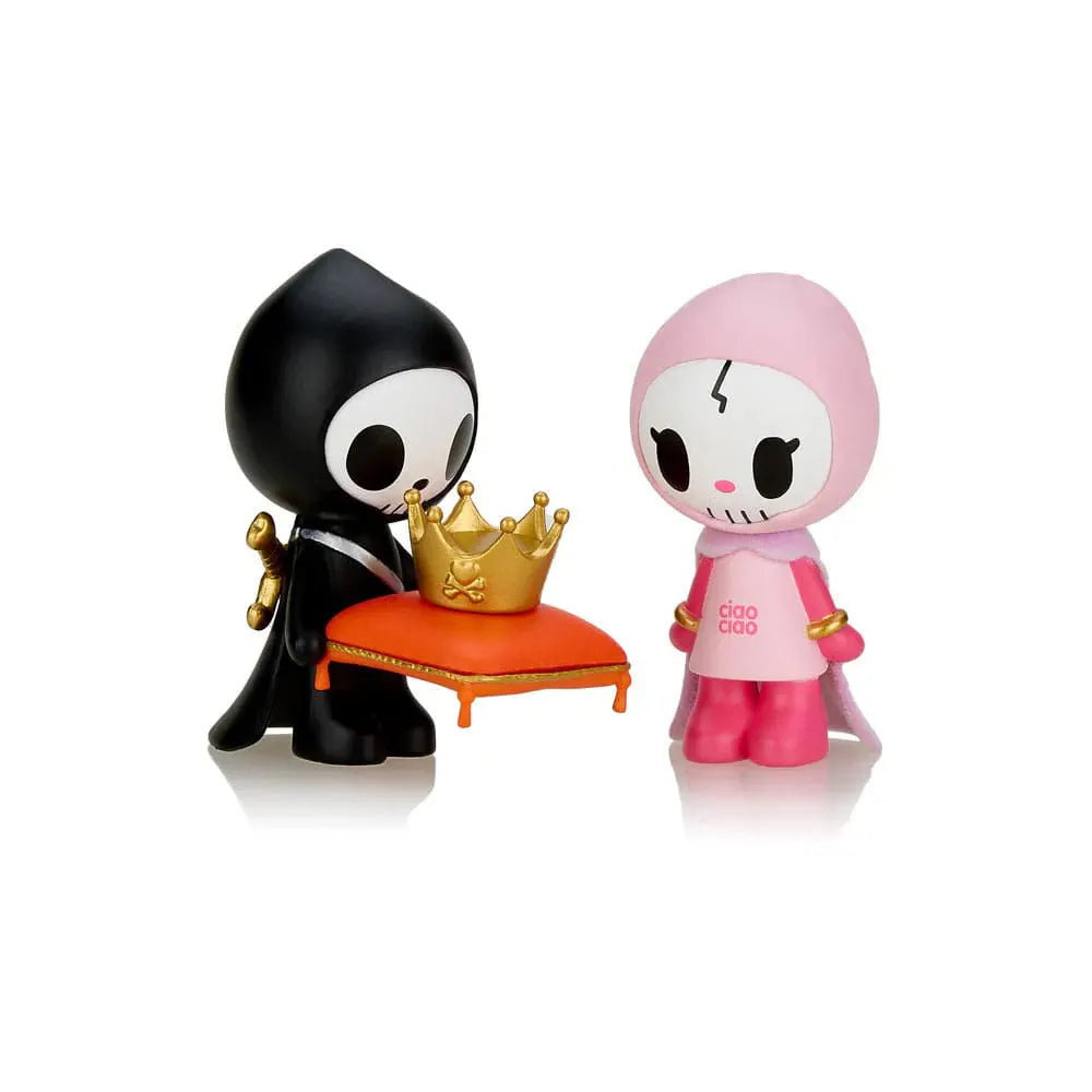Forever My Queen figure with Adios presenting a magnetic crown to Ciao Ciao