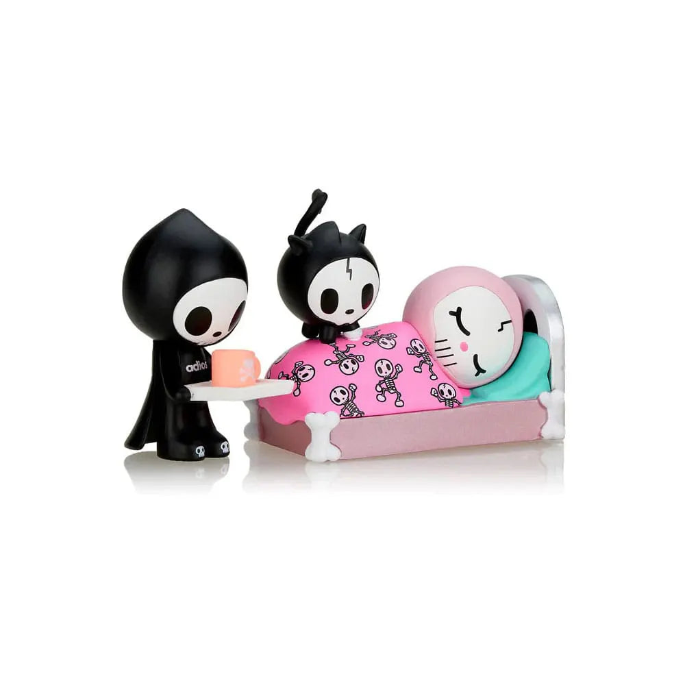 Lovesick vinyl figure showing Adios serving Ciao Ciao breakfast in bed