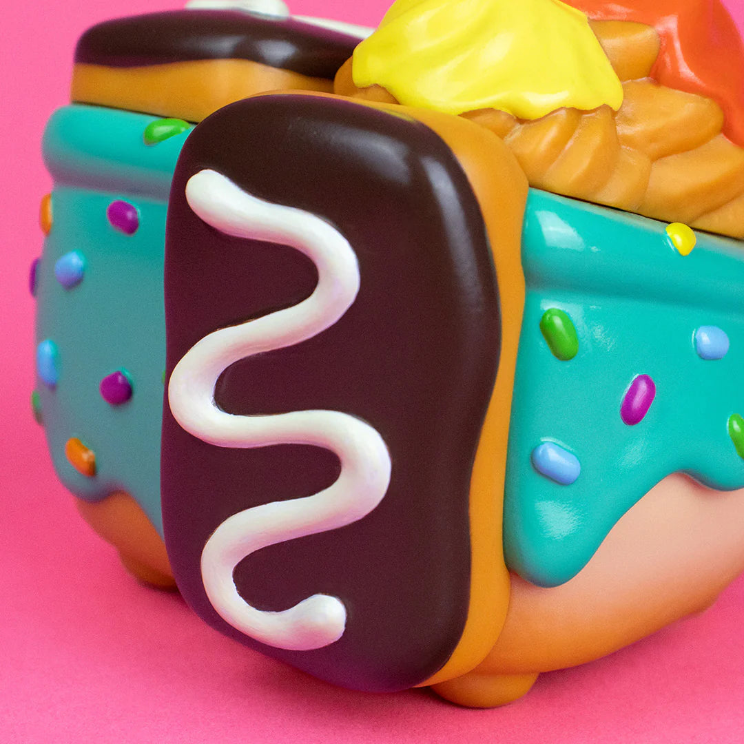 Flame and frosting on Dumpster Fire vinyl figure