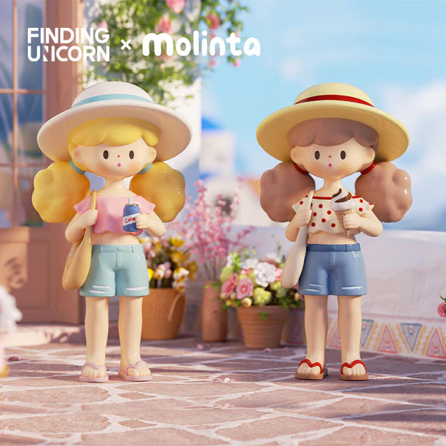 Molinta Minor Holiday Series figures enjoying a summer holiday with drinks and sun hats