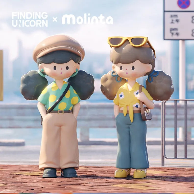 Two Molinta Retro Girl vinyl figures in summer outfits, one with sunglasses and a yellow floral shirt, the other with green dotted blouse and cap.